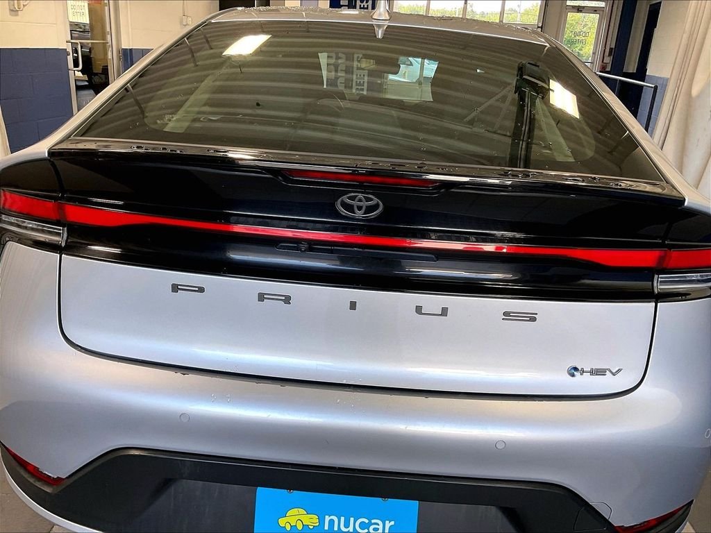Used 2025  Toyota LE image 27