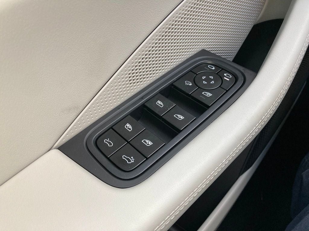 2025 Porsche Macan Turbo Electric - Photo 38