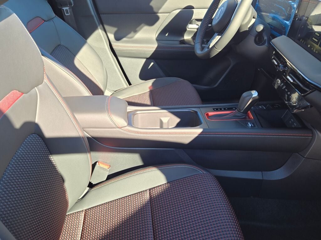 New 2026 Gun Metallic / Scarlet Ember Tintcoat Two-tone Nissan SR image 6