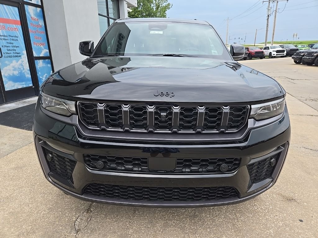 New 2026 Diamond Black Crystal Pearl-Coat Exterior Paint Jeep  image 17