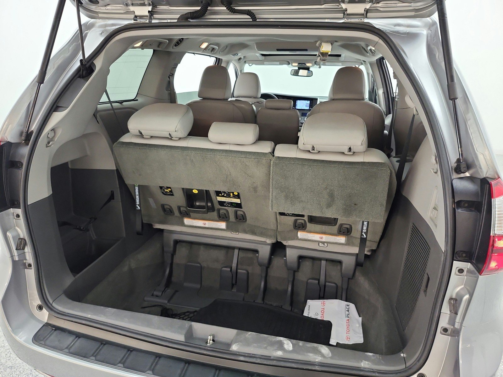 Used 2018 Silver Sky Metallic Toyota XLE Premium image 21