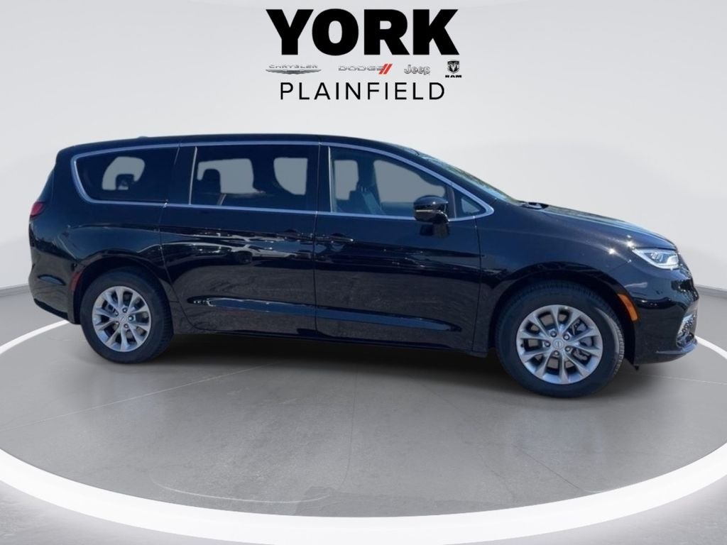 New 2026 Diamond Black Crystal Pearl-Coat Exterior Paint Chrysler Limited image 6