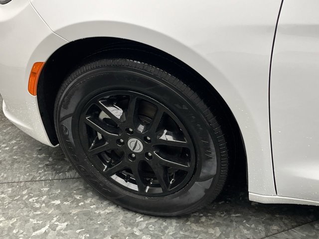 2025 Chrysler Pacifica Select - Photo 30