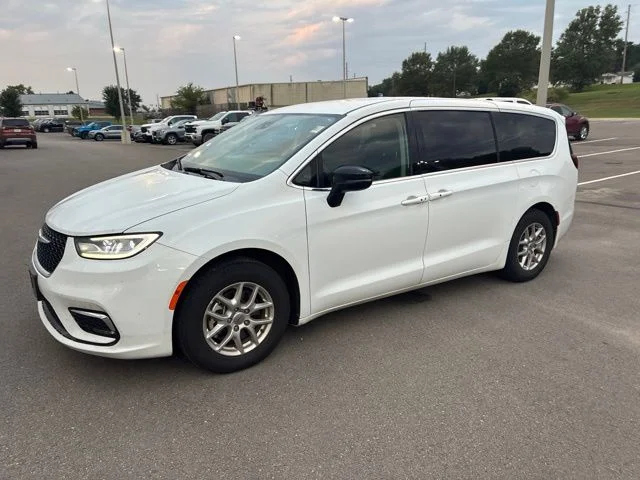 Used 2024 Chrysler Pacifica Touring L with VIN 2C4RC1BG7RR179672 for sale in Kansas City