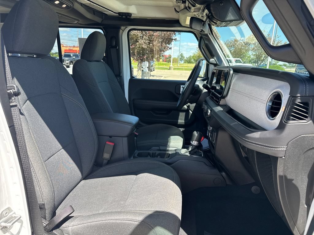 Used 2025 White Jeep 4-Door Sahara 4x4 image 33