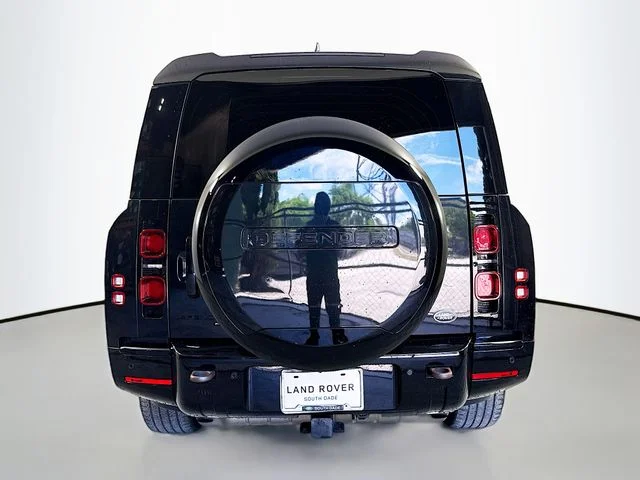 Used 2023 Black Land Rover X-Dynamic SE image 6