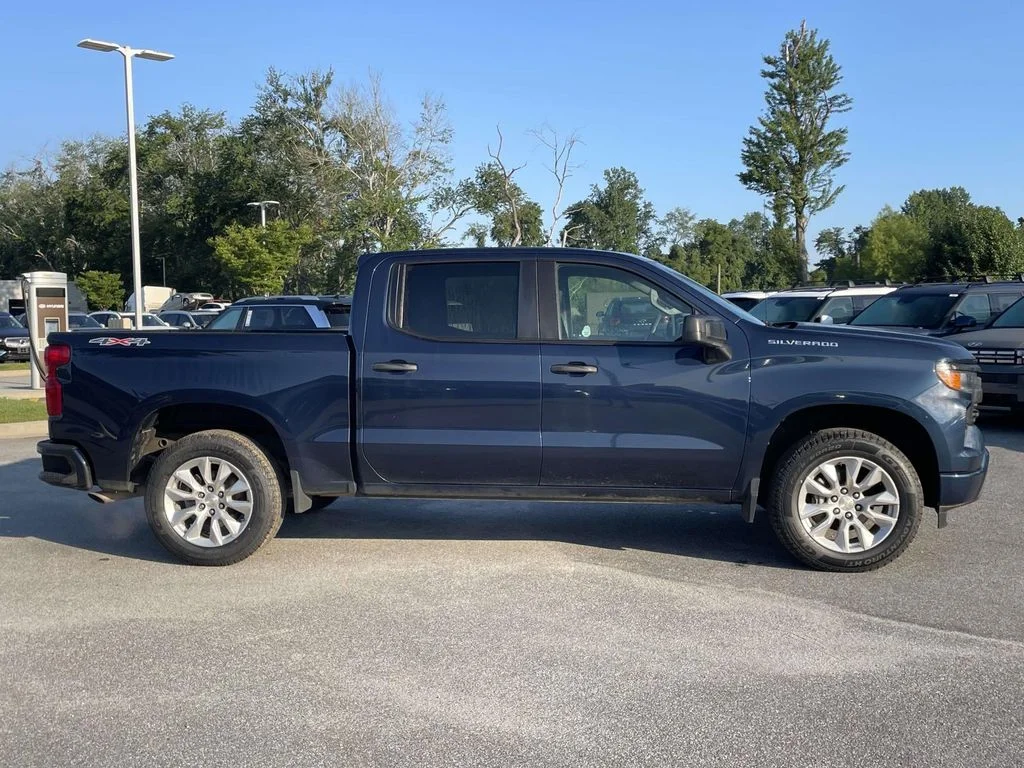 Used 2022 Northsky Blue Metallic Chevrolet Custom image 28