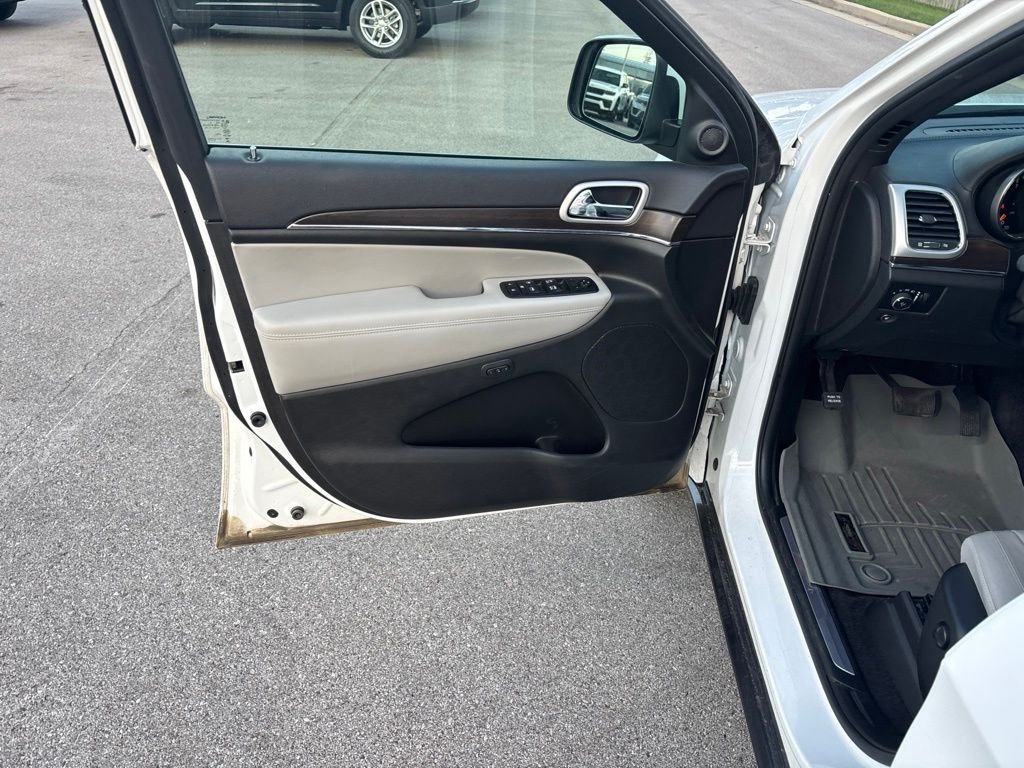 Used 2018 White Jeep Limited image 23
