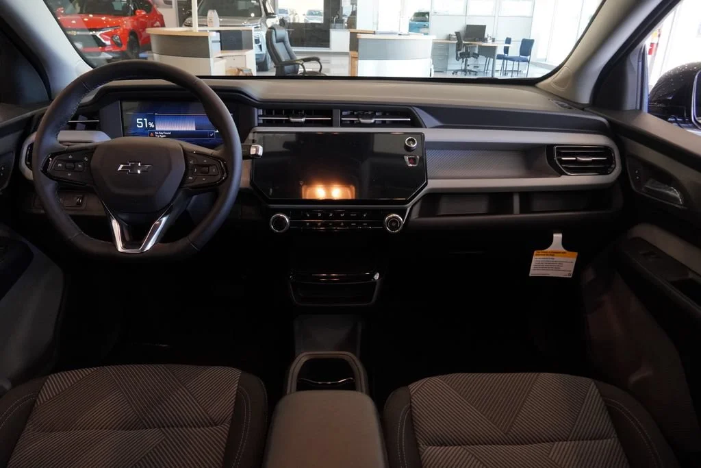 New 2027 Mosaic Black Metallic Chevrolet LT image 7