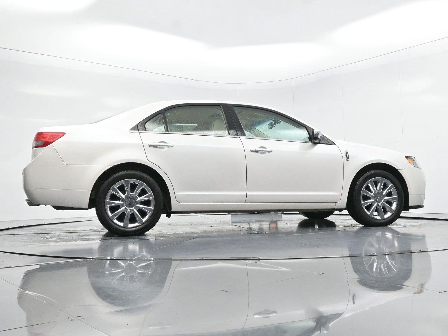 Used 2012 White Platinum Metallic Tricoat Lincoln 4dr Sdn FWD image 51