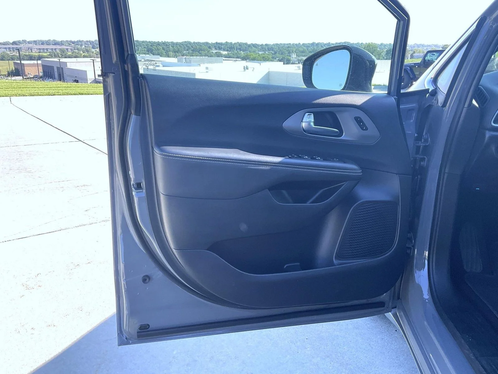 Used 2025 White Chrysler Select image 10