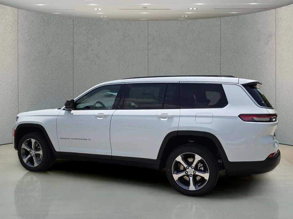 New 2026 Bright White Clear-Coat Exterior Paint Jeep Limited image 8