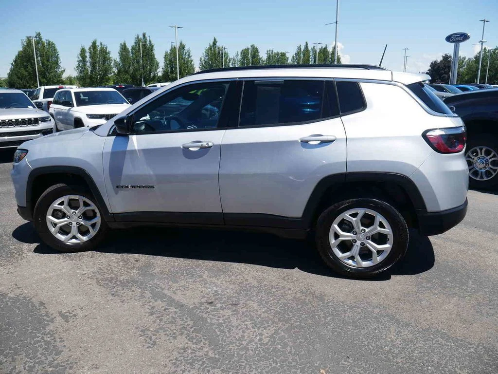 Used 2024 Silver Jeep Latitude image 16