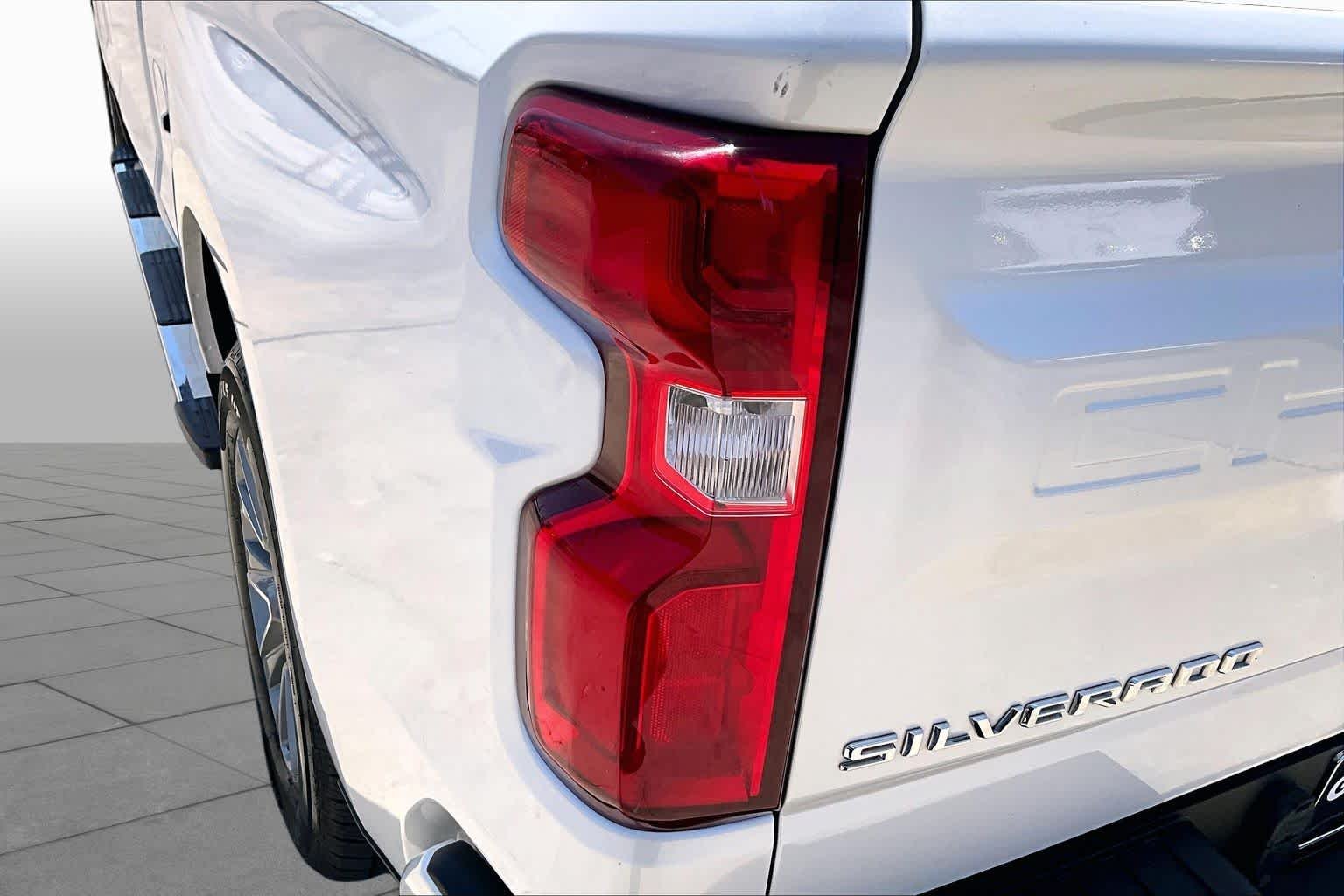 Used 2022 Iridescent Pearl Tricoat Chevrolet High Country image 29
