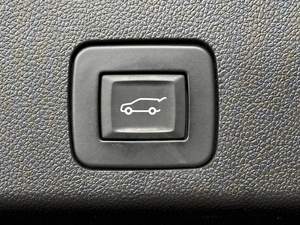 Used 2023 Red Buick Select image 17