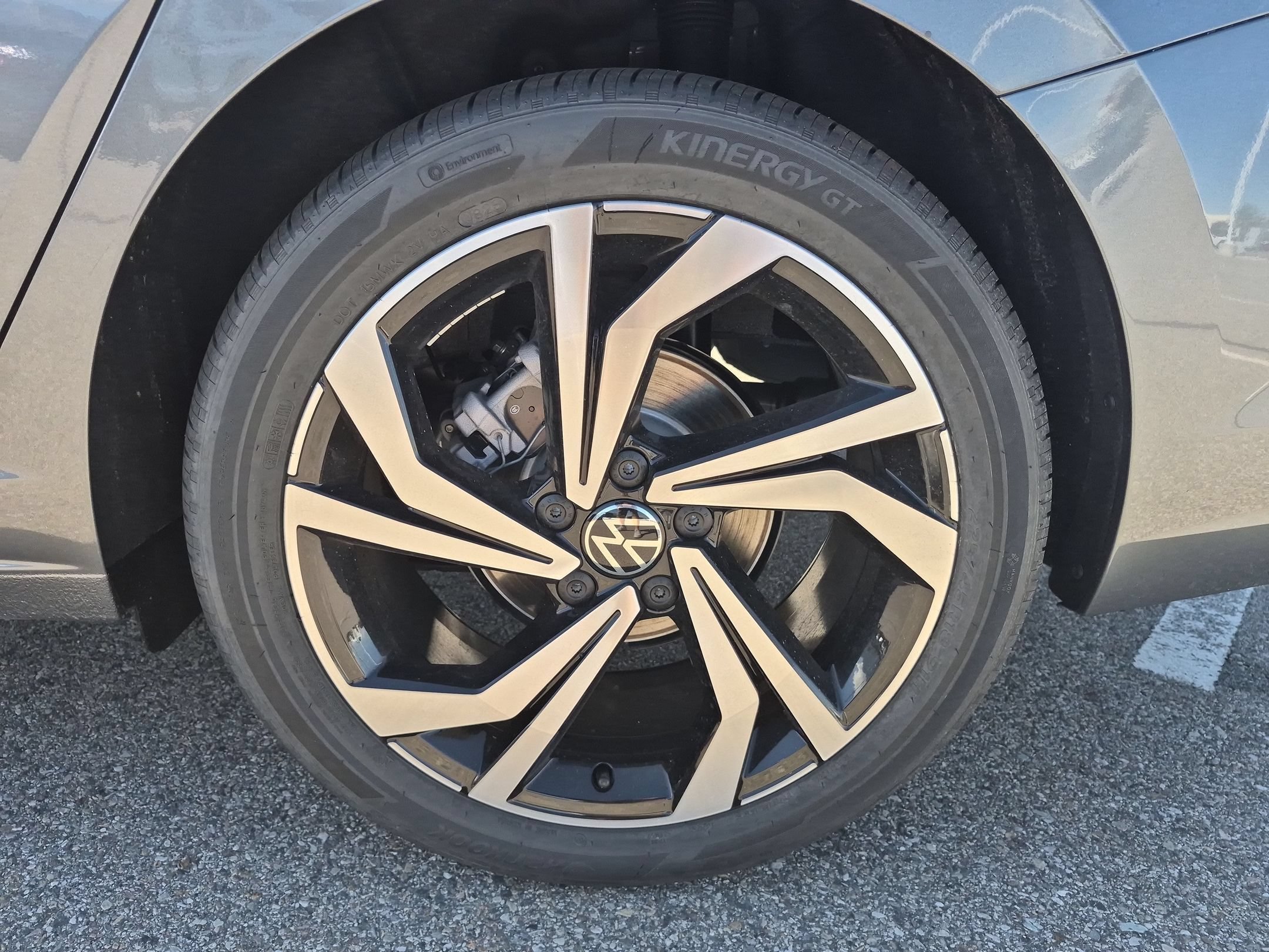 New 2027 Platinum Gray Metallic Volkswagen SEL image 16