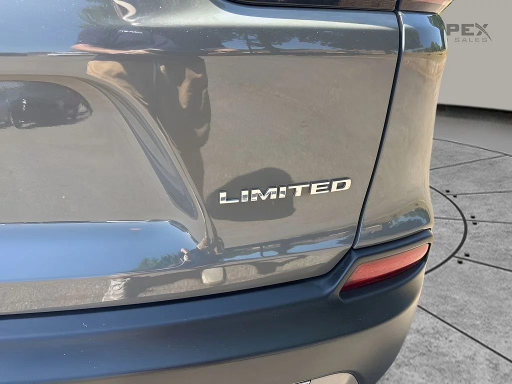 Used 2022 Gray Jeep Limited image 33
