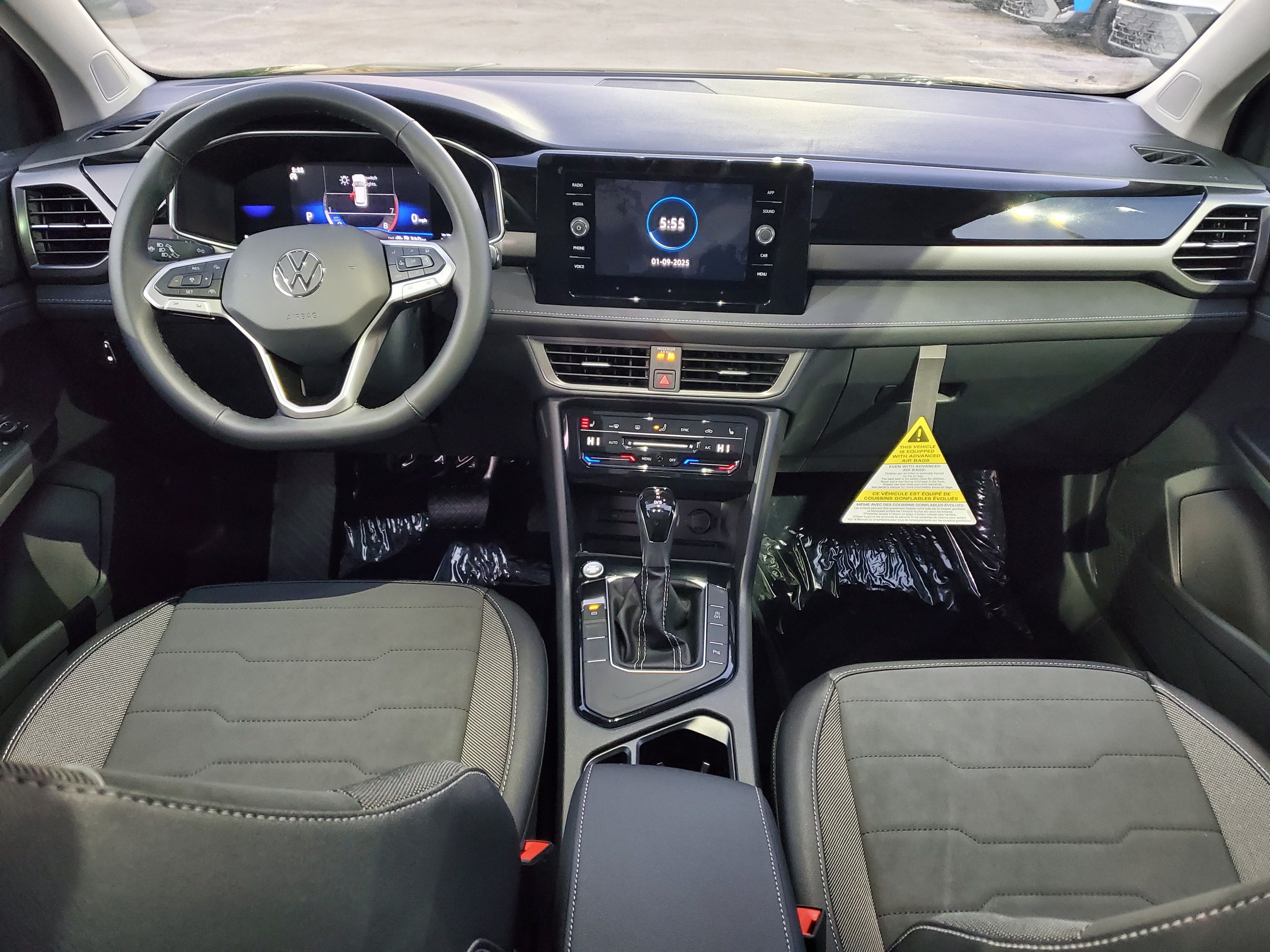 2025 Volkswagen Taos SE Black - Photo 6