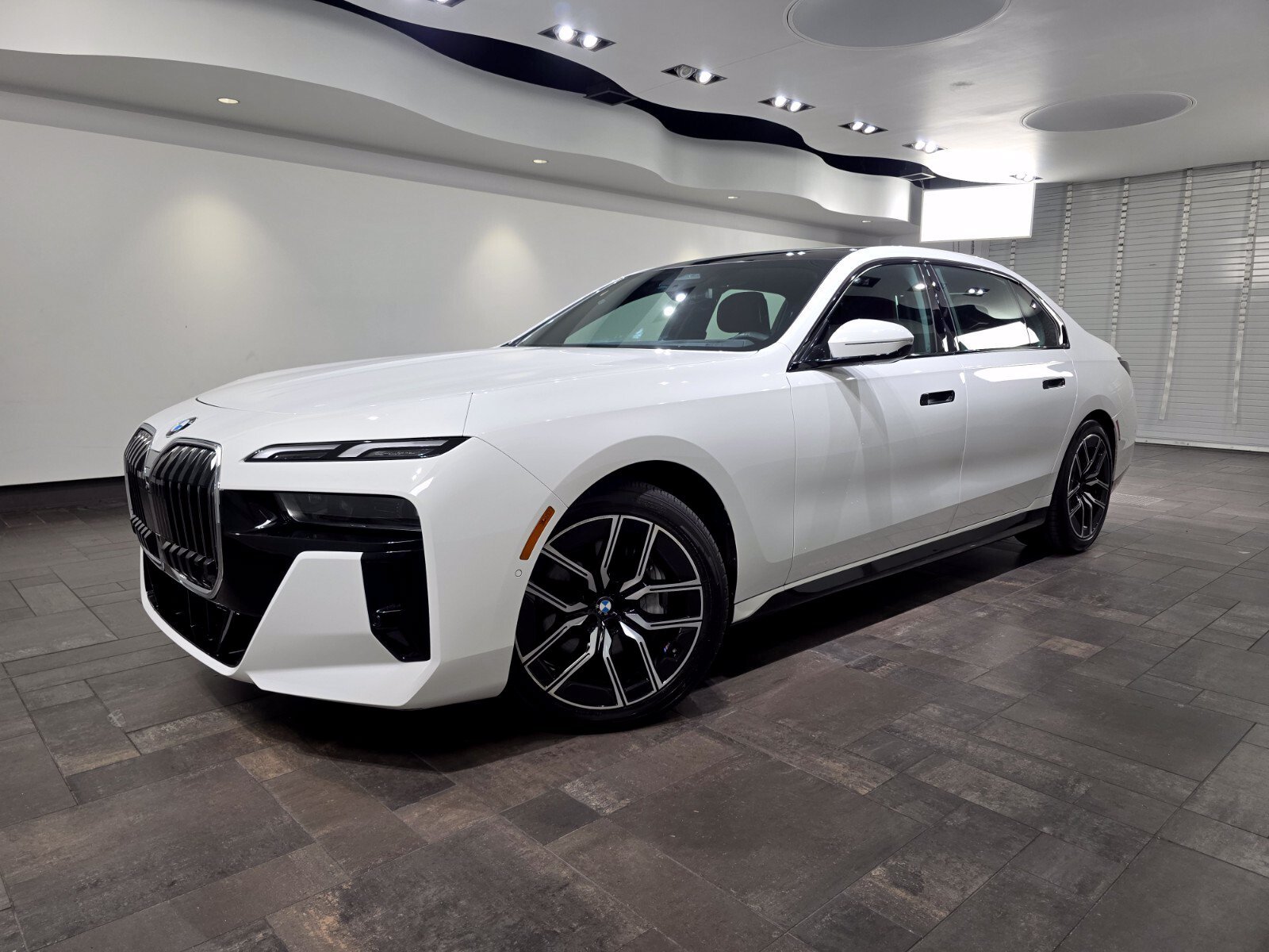 Used 2025 Alpine White BMW 740i xDrive Sedan image 1