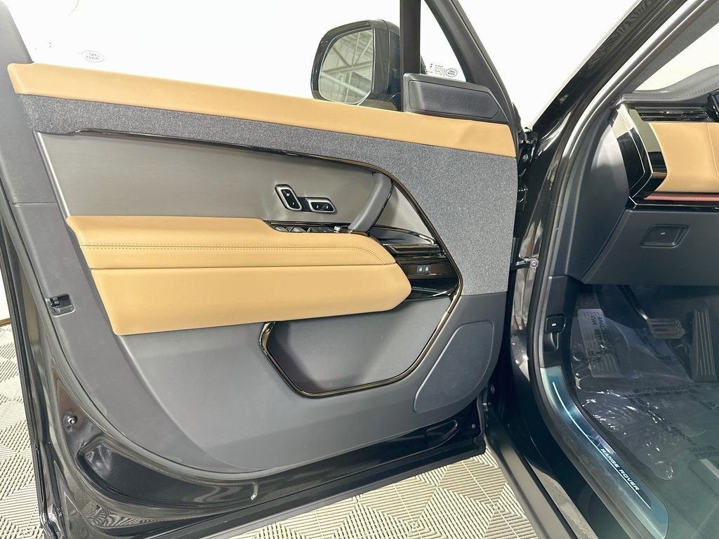 New 2027 Santorini Black LAND ROVER  image 22