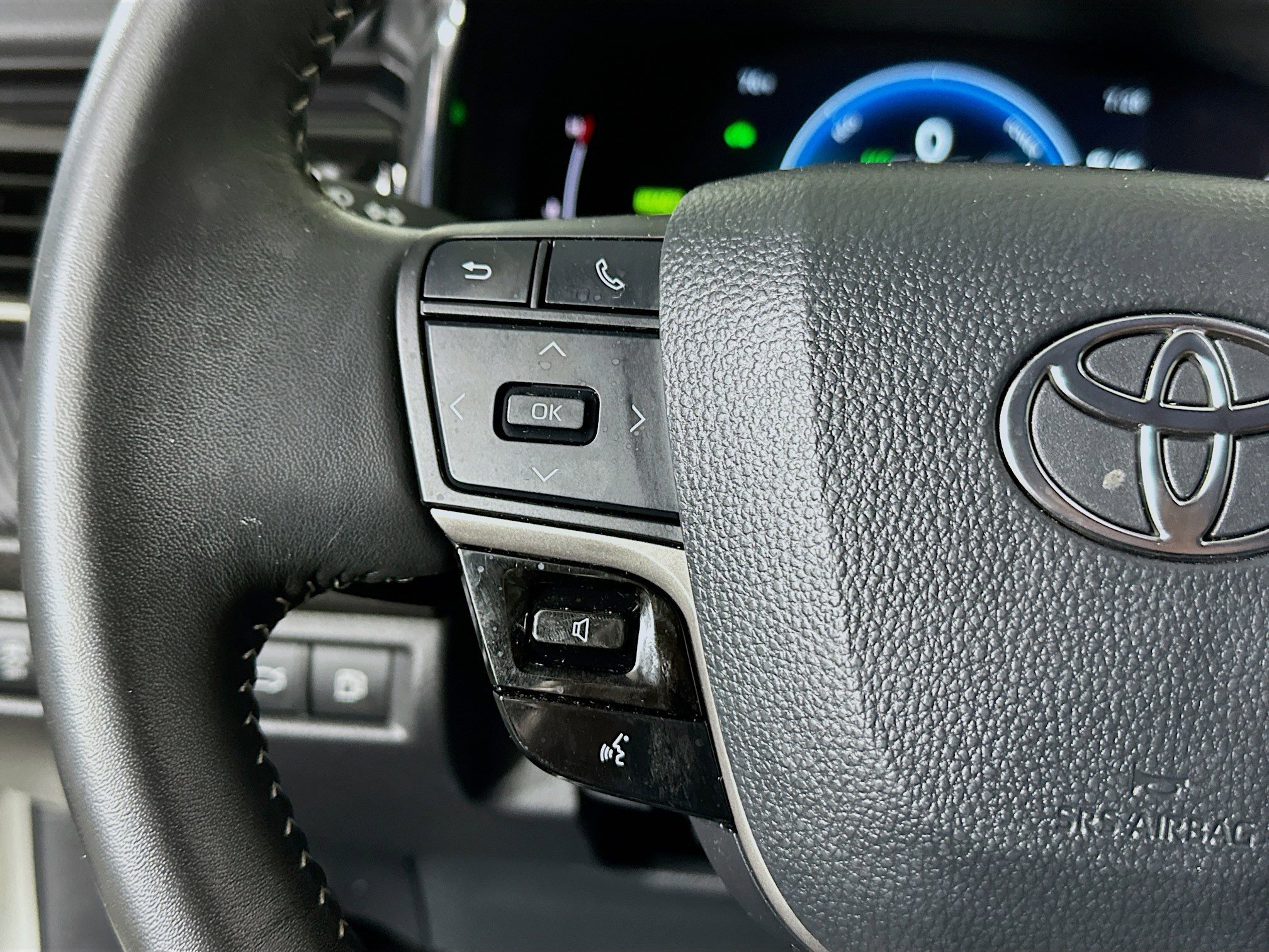 Certified Used 2025 Ice Toyota SE image 16