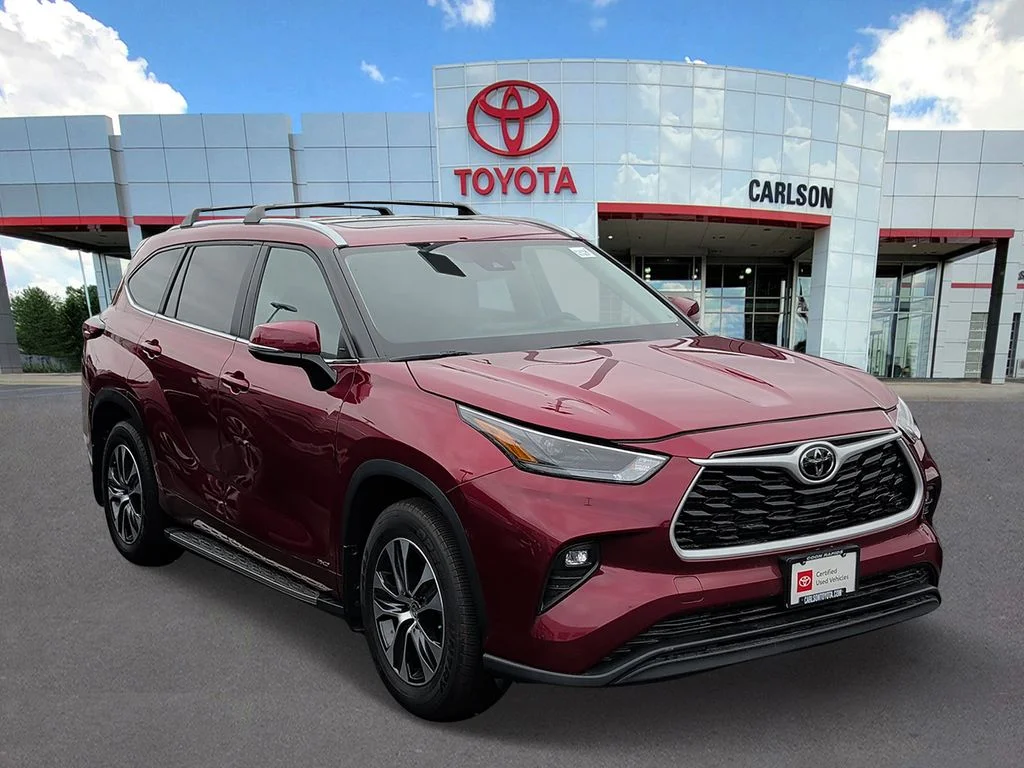 Used 2025 Toyota Highlander XLE with VIN 5TDKBRCH1SS664770 for sale in Minneapolis, Minnesota