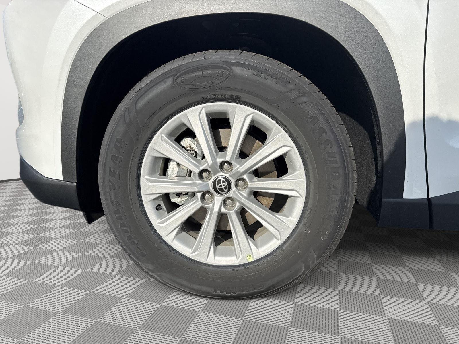 New 2026 Wind Chill Pearl <sup>1</sup> Toyota  XLE image 9