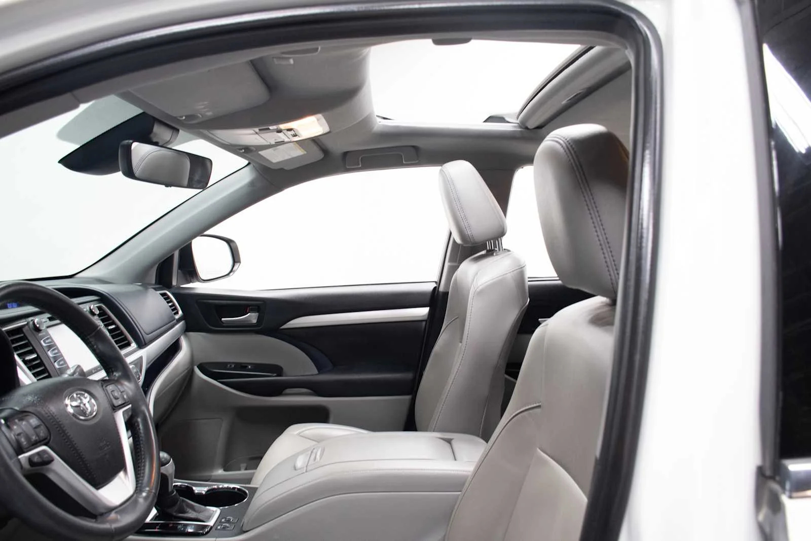 Used 2019 Blizzard Pearl Toyota XLE image 11