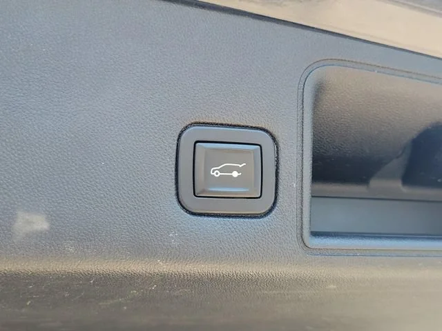 Used 2018 EBONY TWILIGHT METALLIC GMC SLE image 31