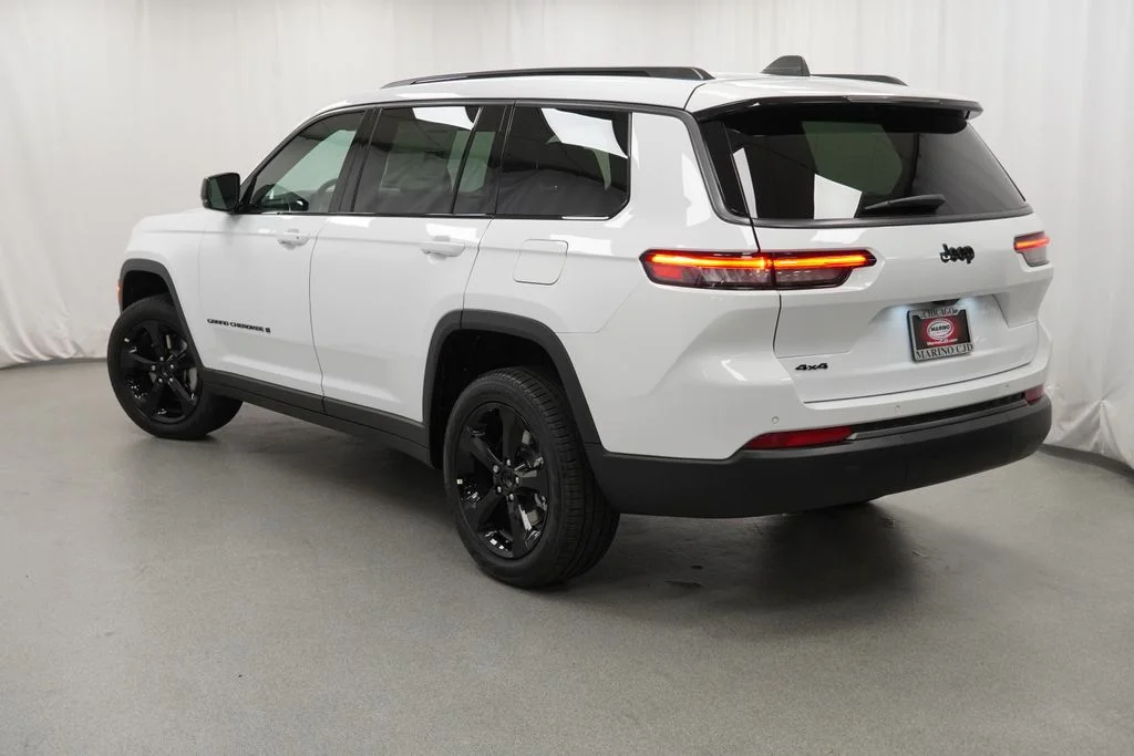 New 2026 Bright White Clear-Coat Exterior Paint Jeep Limited image 13