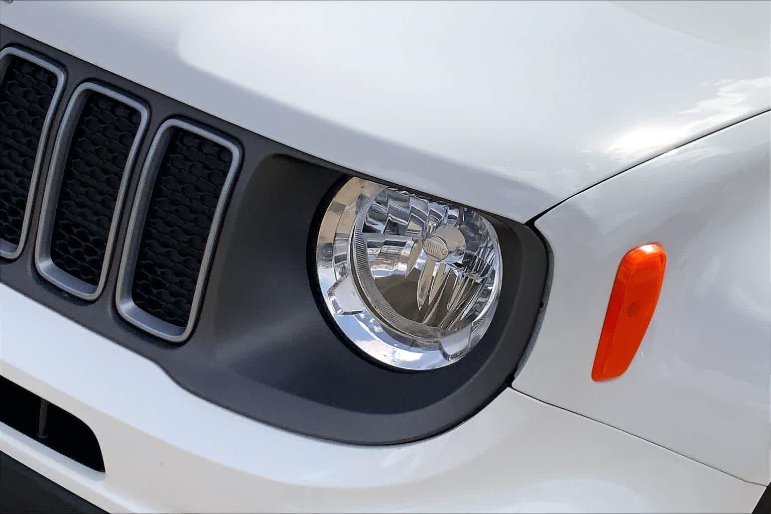 Used 2022 Alpine White Clearcoat Jeep Limited image 28