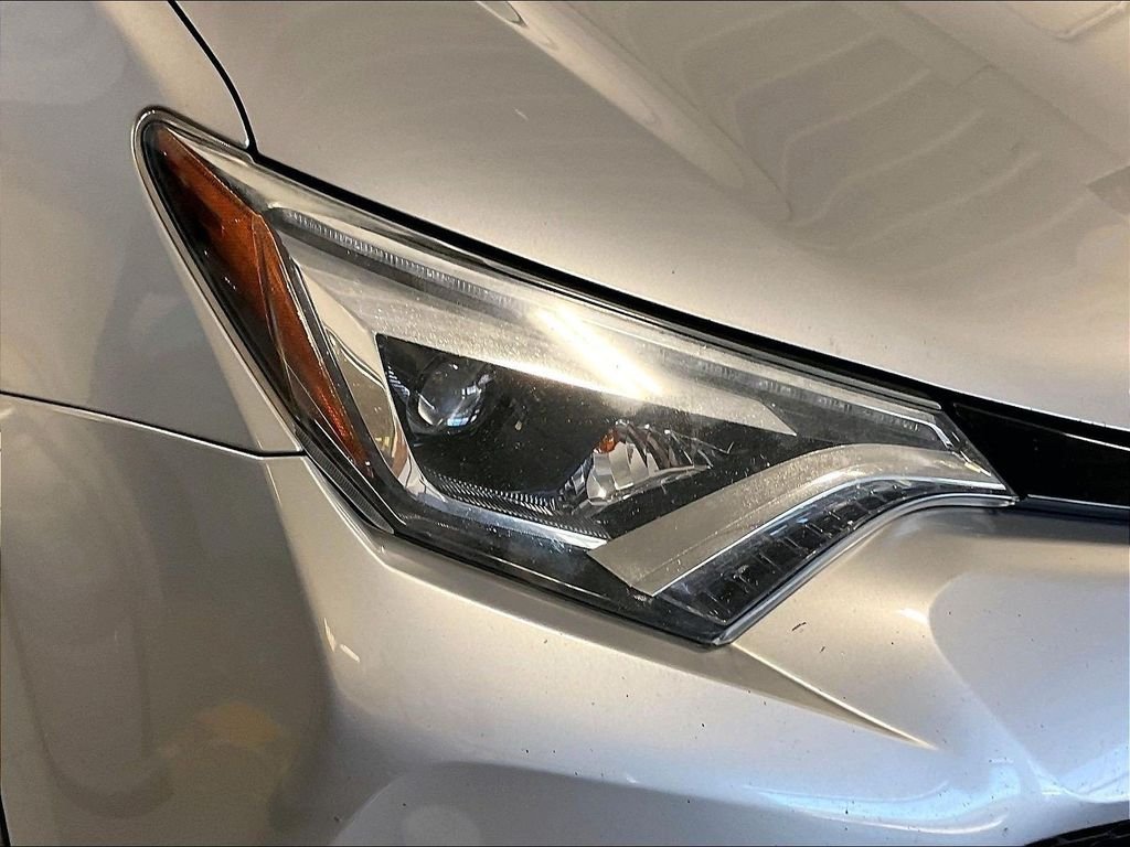 Used 2018 Silver Toyota SE image 33