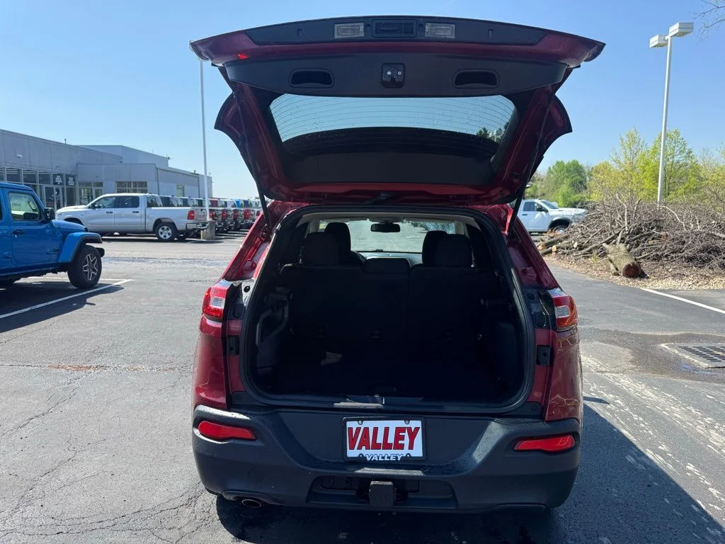 Used 2017 Red Jeep Latitude image 43