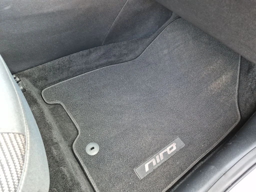 Used 2020 White Kia LXS image 38