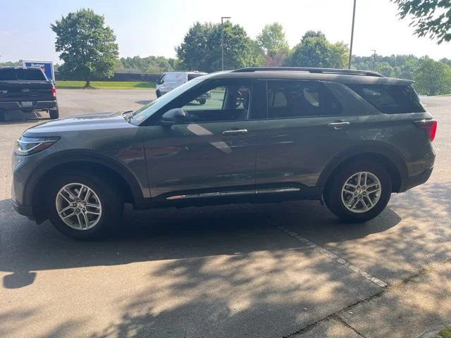 Used 2025 Gray Ford Active image 3
