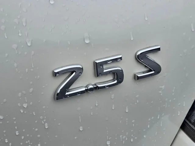 Used 2009 White Nissan 2.5 S image 19