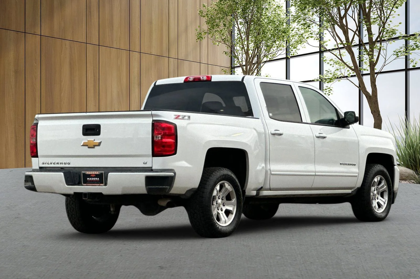 Used 2017 IRIDESCENT PEARL TRICOAT Chevrolet LT image 4
