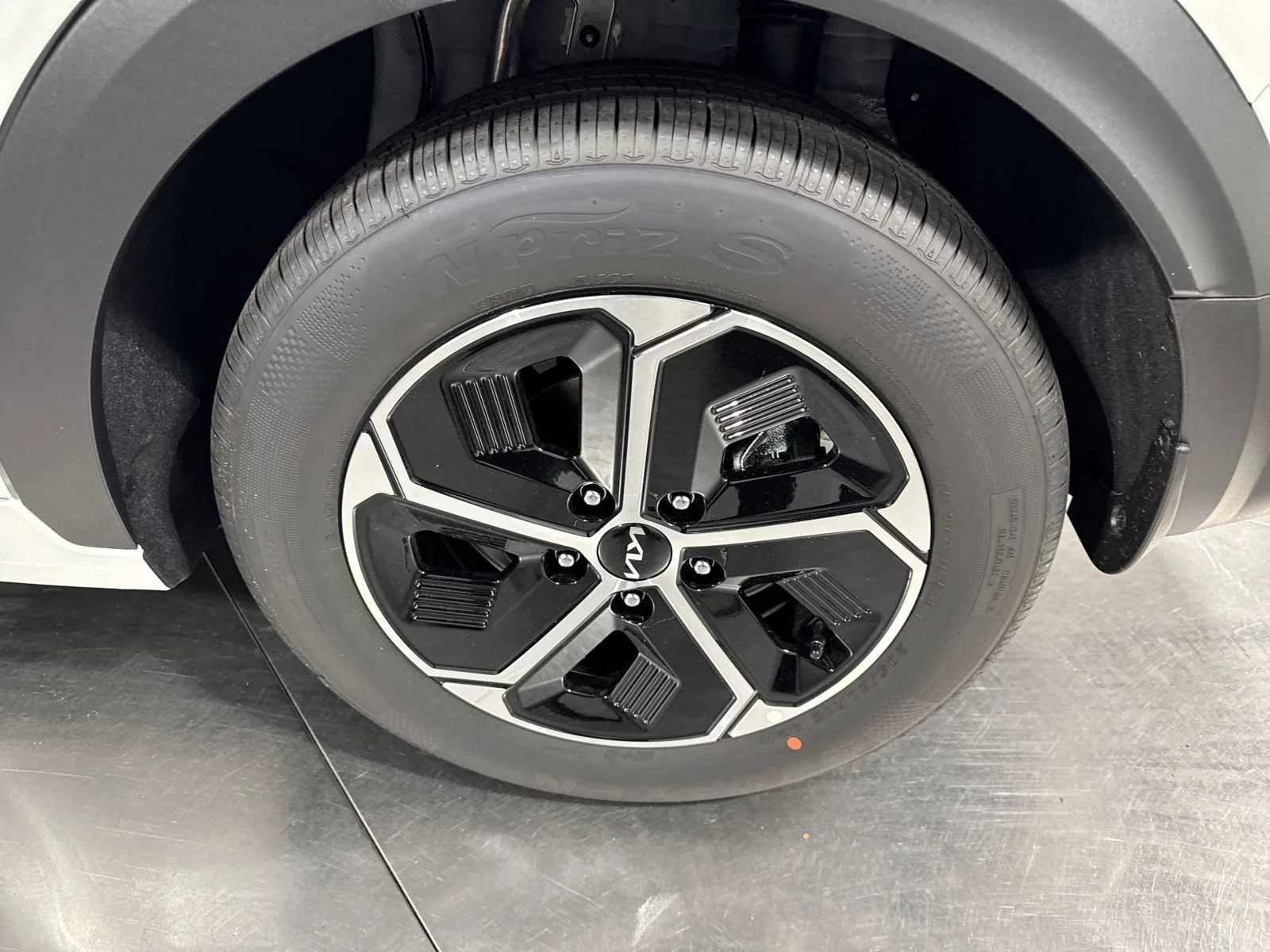 New 2026 Snow White Pearl Kia EX image 12