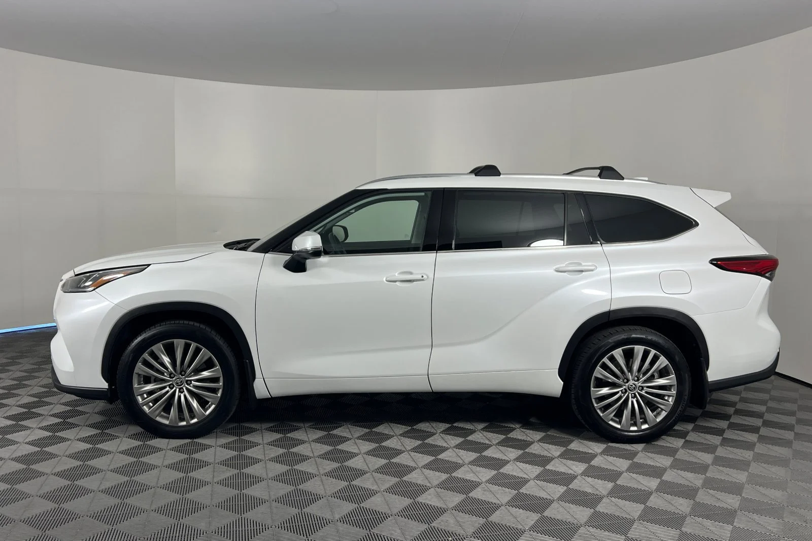 Certified Used 2022 Wind Chill Pearl Toyota Platinum image 6