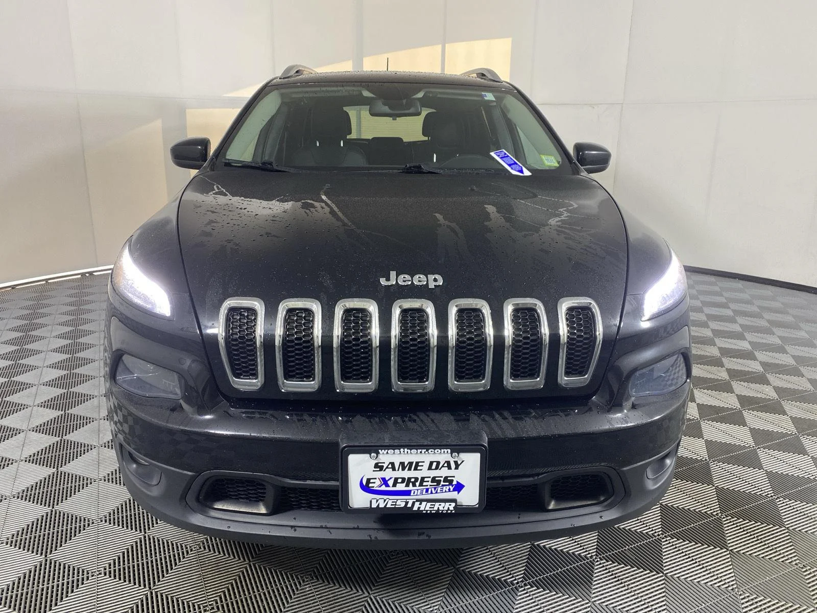Used 2018 Diamond Black Crystal Pearlcoat Jeep Latitude Plus image 9