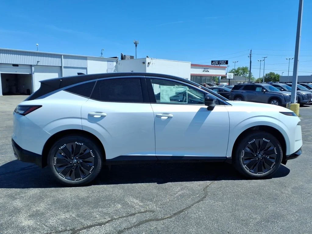 New 2026 Everest White Pearl TriCoat / Super Black Two-tone Nissan Platinum image 2