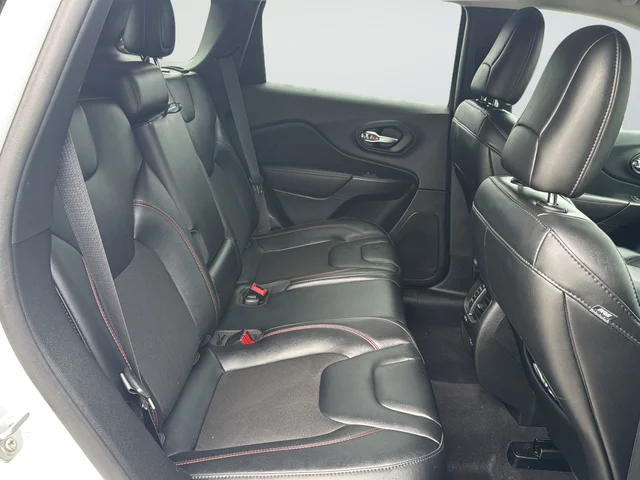 Used 2022 White Jeep Trailhawk image 25