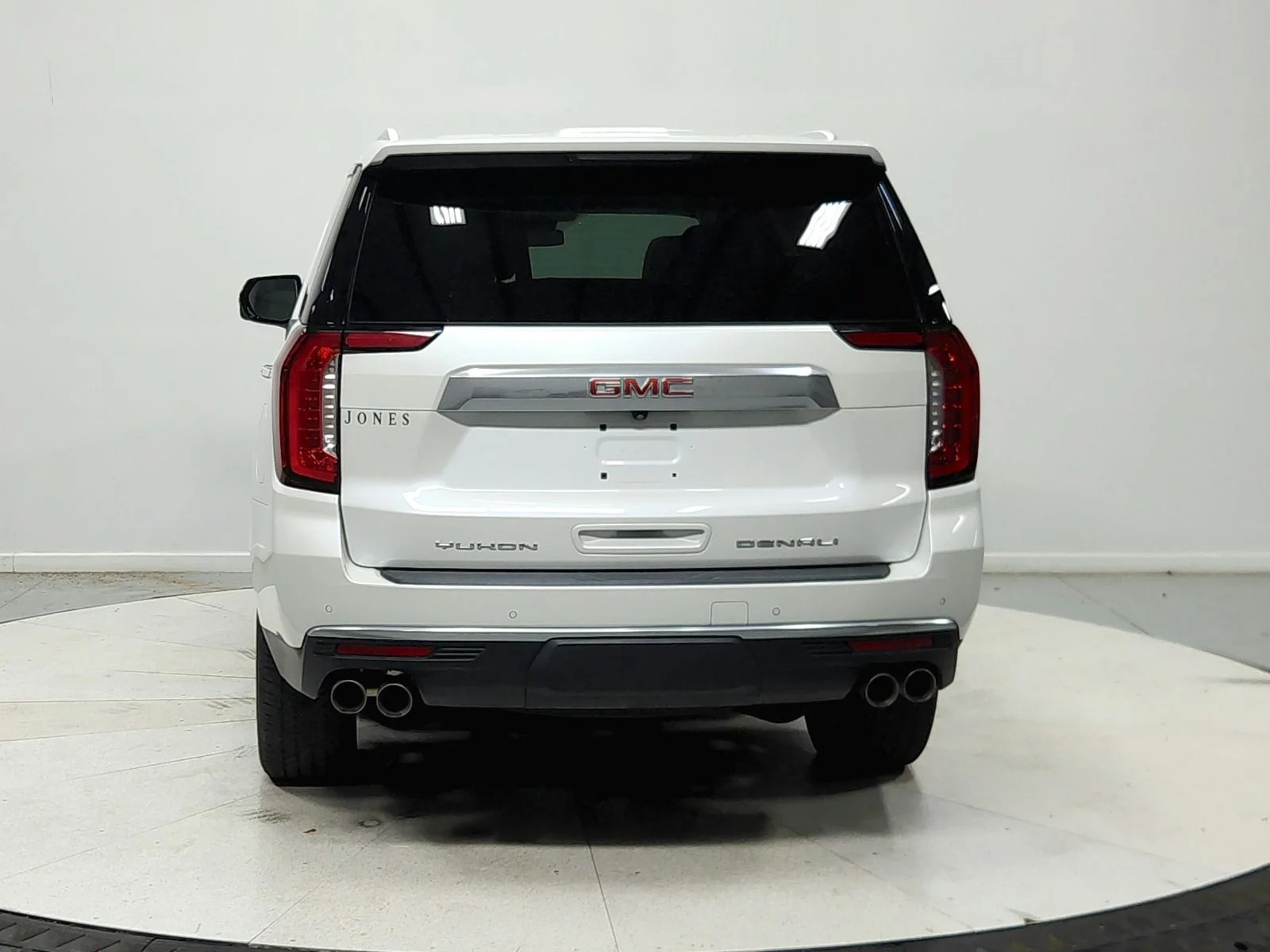 Used 2023 White Frost Tricoat GMC Denali image 7
