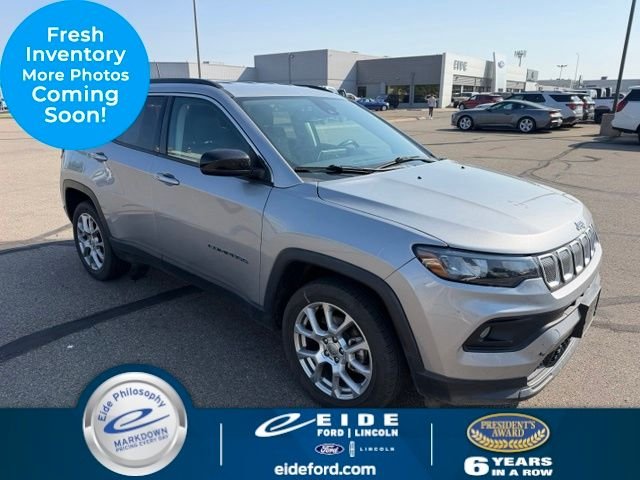 Used 2022 Silver Jeep Latitude Lux image 1