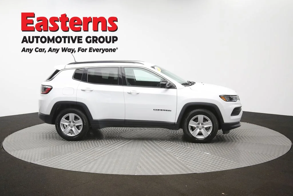 Used 2022 White Jeep Latitude image 45