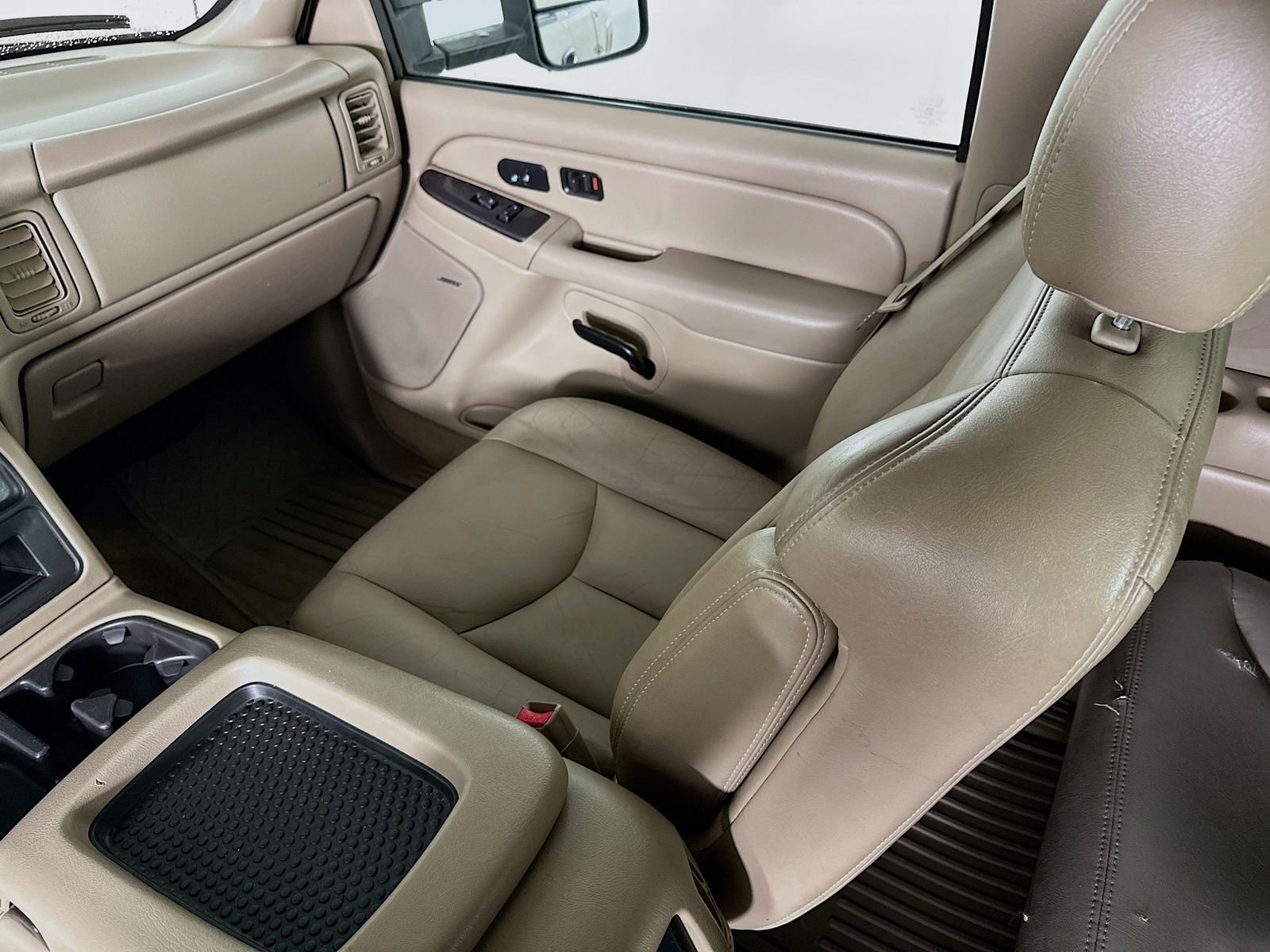 Used 2004 Sandstone Metallic Chevrolet Base image 22