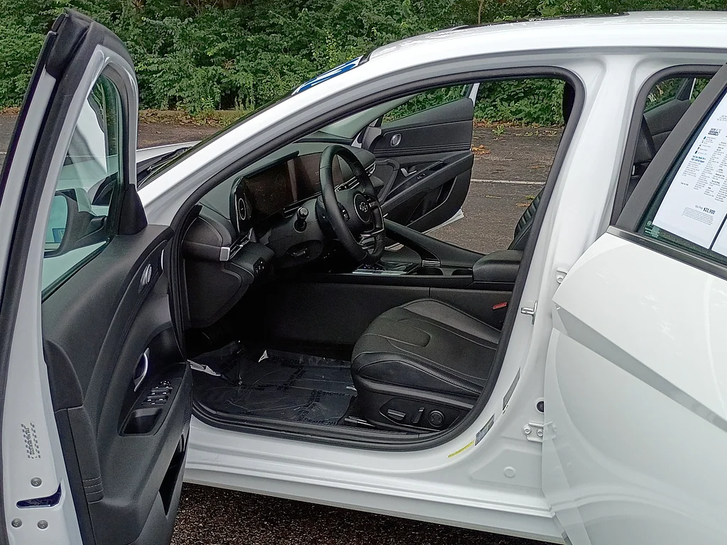 Used 2022 Ceramic White Hyundai Limited image 11