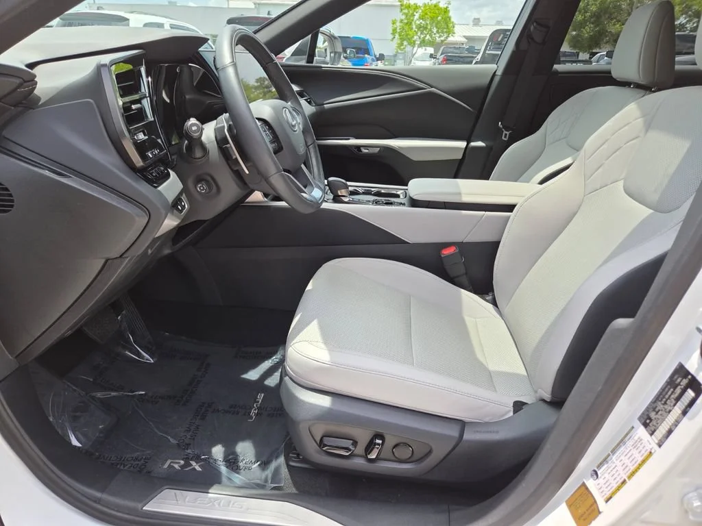 Used 2025 White Pearl Lexus RX 350h Premium image 28