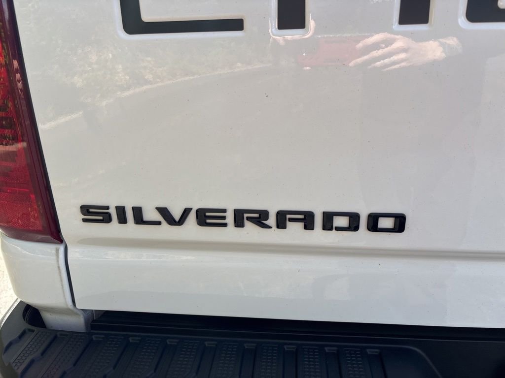 Used 2024 White Chevrolet Custom image 17
