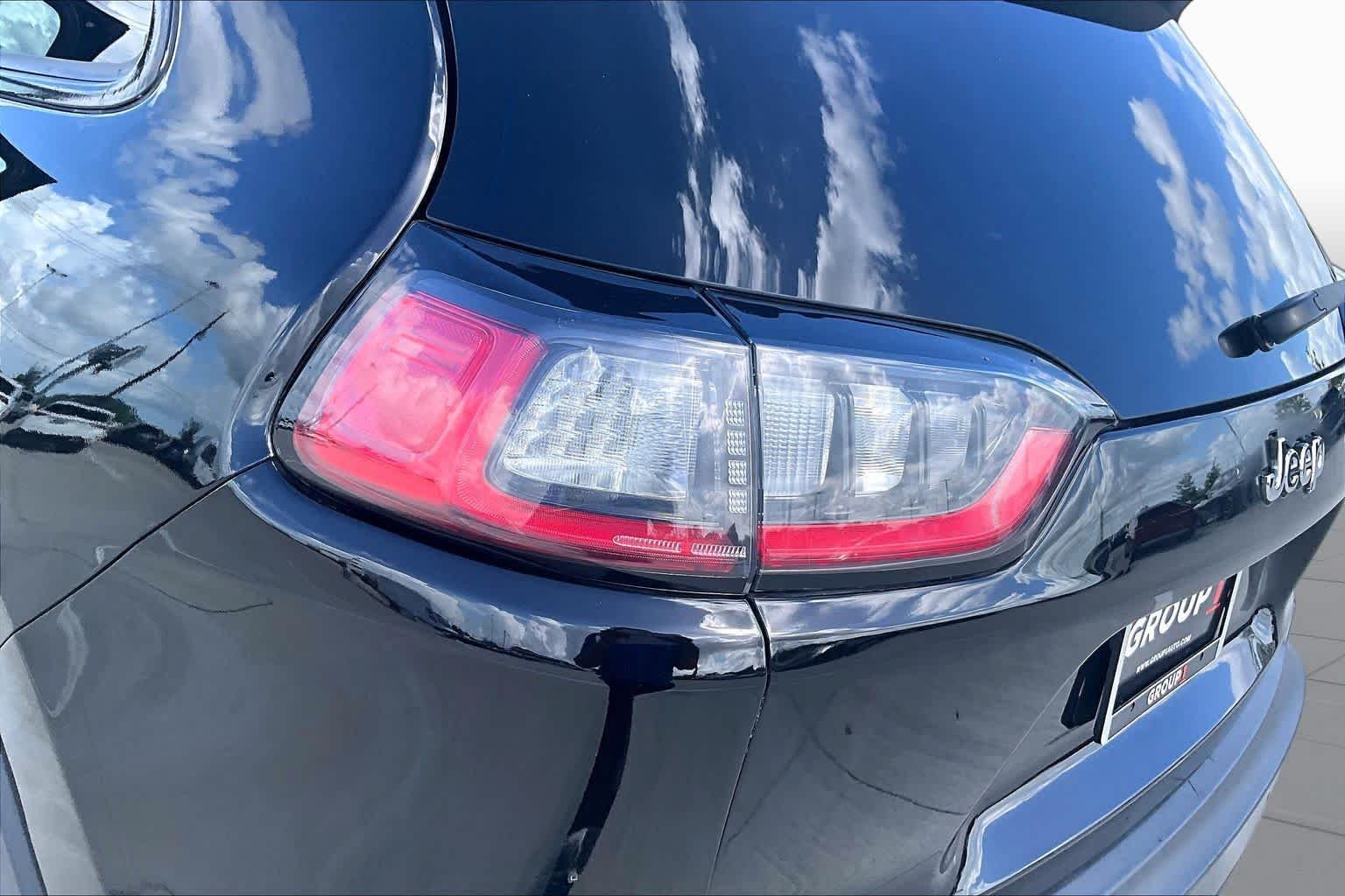 Used 2019 Diamond Black Crystal Pearlcoat Jeep Latitude Plus image 27